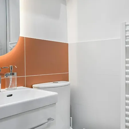Belleville - Intimate Faubourg Apartment *